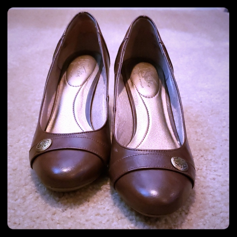 Brown life stride pumps